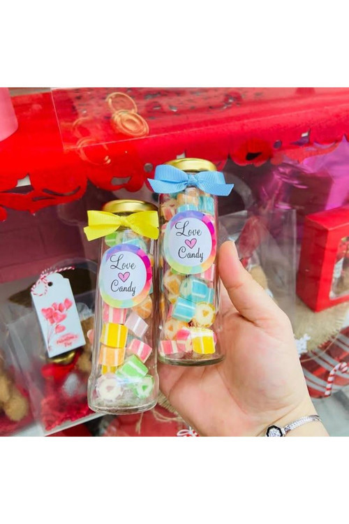 Gökkuşağı Rüyası: "Love Candy" Tasarımlı ve Kurdeleli 70 cc Uzun Cam Kavanoz Butik Şeker