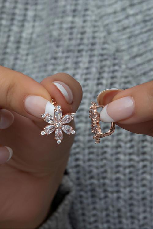 925 Ayar Gümüş Beyaz Taşlı Kamelya Çiçeği Küpe