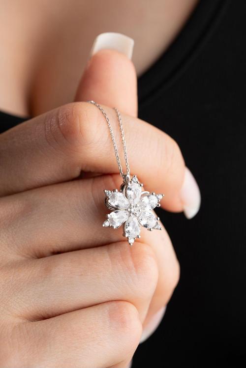 925 Ayar Gümüş Beyaz Zirkon Taşlı Dönen Kamelya Çiçeği Kolye