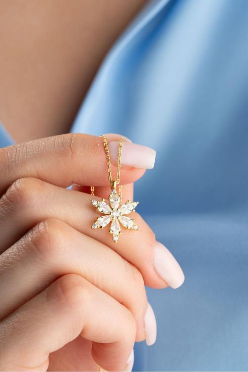 925 Ayar Gümüş Gold Kaplama Beyaz Taşlı Kamelya Çiçeği Kolye
