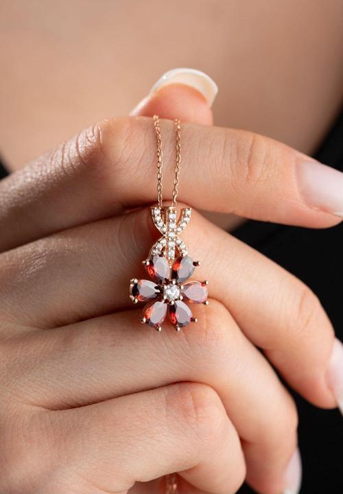 925 Ayar Gümüş Kırmızı zirkon Taşlı 6 Yapraklı Çiçek Kolye