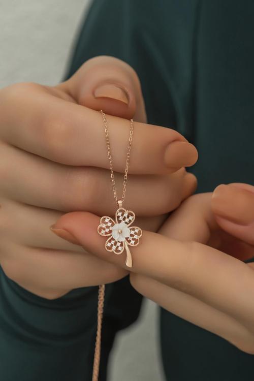 925 Ayar Gümüş Manolya Çiçeği Detay Yonca Kolye