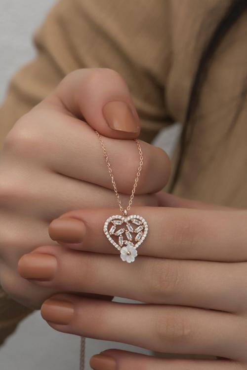 925 Ayar Gümüş Manolya Çiçeği Detaylı Baget Taşlı Kalp Kolye