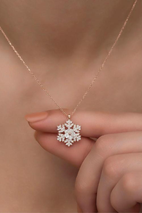 925 Ayar Gümüş Manolya Çiçeği Detaylı Zirkon Taşlı Kartanesi Kolye