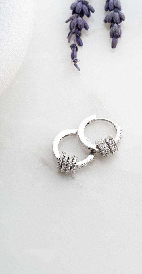 925 Ayar Gümüş Rodyumlu 15 mm Zirkon Taşlı Minik Halkalı Küpe
