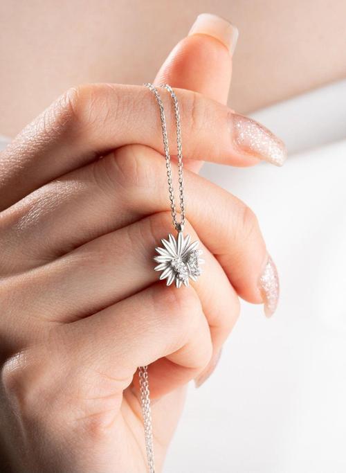 925 Ayar Gümüş Rodyumlu Kelebek Detaylı Çiçek  Kolye