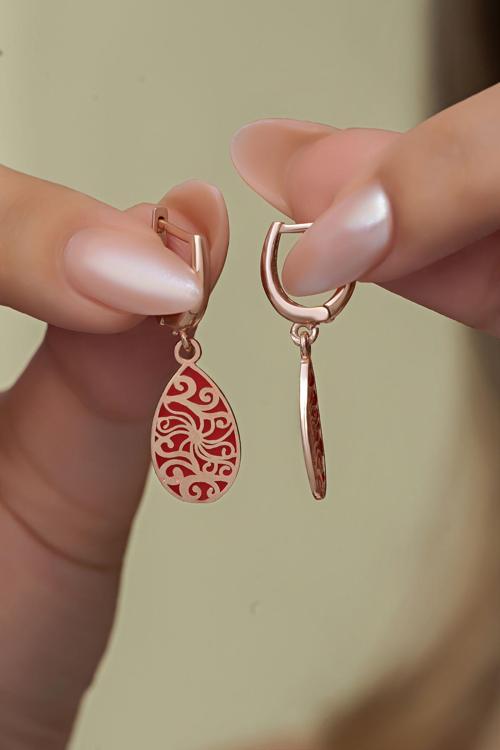 925 Ayar Gümüş Rose Kaplama Desenli Kırmızı Lazer Mineli Küpe