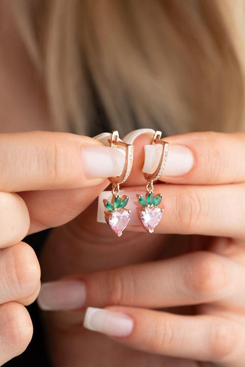 925 Ayar Gümüş Rose Kaplama Sallantılı Pembe Taşlı Çilek Küpe