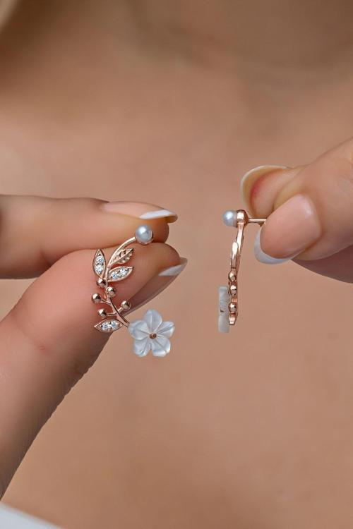 925 Ayar Gümüş Rose Manolya Çiçeği Detaylı Yarım Ay Küpe