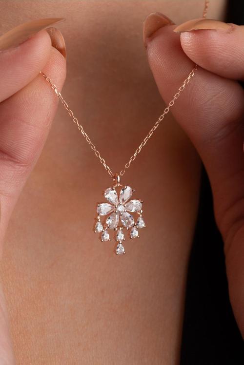 925 Ayar Gümüş Sallantılı Model Beyaz Zirkon Taşlı Çiçek Kolye