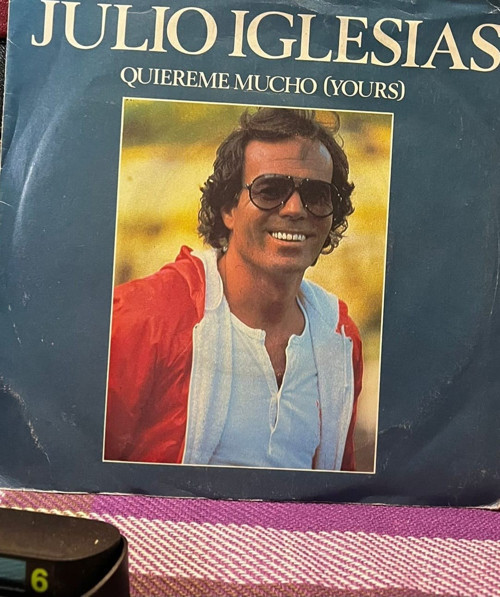 Julio Iglesias - Quiereme Mucho (Yours) / 33 Años (1981) 7" Vinyl, 45 RPM - CBS A 1939