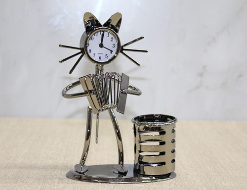 Metal Akordiyon Çalan Müzisyen Kedi Saat Ve Kalemlik