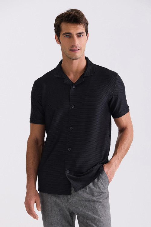 Siyah Slim Fit Gömlek Yaka Düğme Detaylı T-Shirt