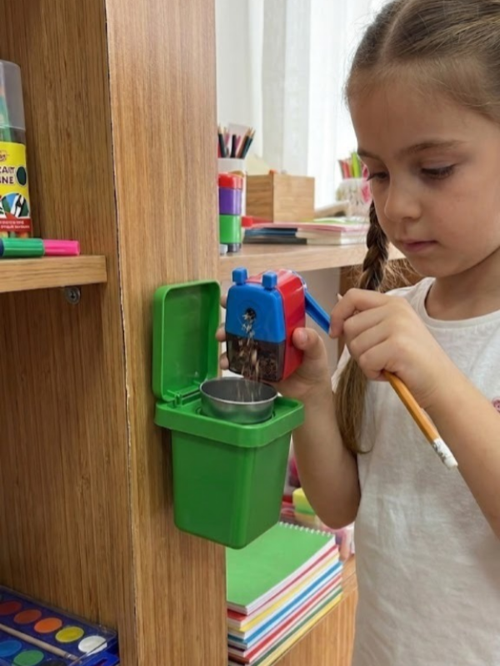 Çocuklara Özel Kalemtıraş Açacak Mini Çöp Kovası