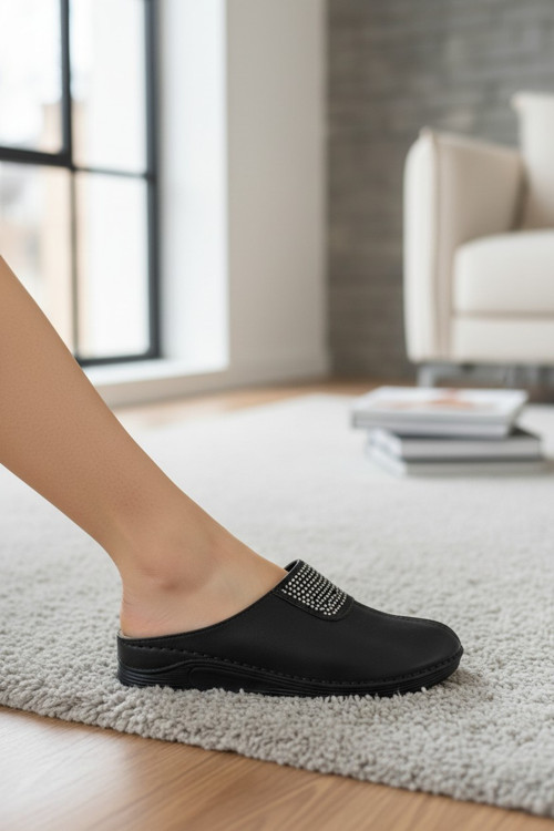 Kadın Siyah Tam Kapalı Burunlu Yoğun Taş İşlemeli Anatomik Comfort Ev Terliği