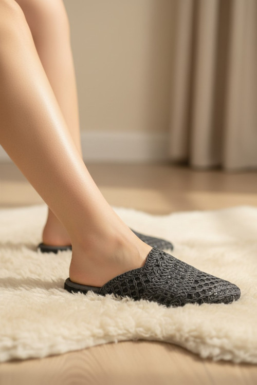 Kadın Burnu Kapalı Makrome Örgü Dokulu ve Işıltılı Taş Şeritli Anatomik Comfort Terlik