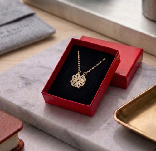 Kutulu Gold Açılır Kapanan Mıknatıslı Yonca Çelik Kolye – Hediye Paketinde