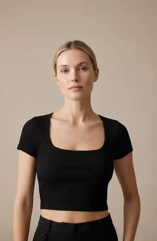 Kadın Siyah Yarım Kol Düz Yaka Crop Top Bluz – Şık, Rahat Ve Kolay Kombinlenebilir