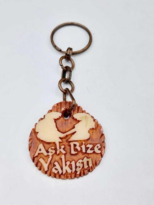 AHŞAP GÖRÜNÜMLÜ AŞK BİZE YAKIŞTI YAZILI ANAHTARLIK