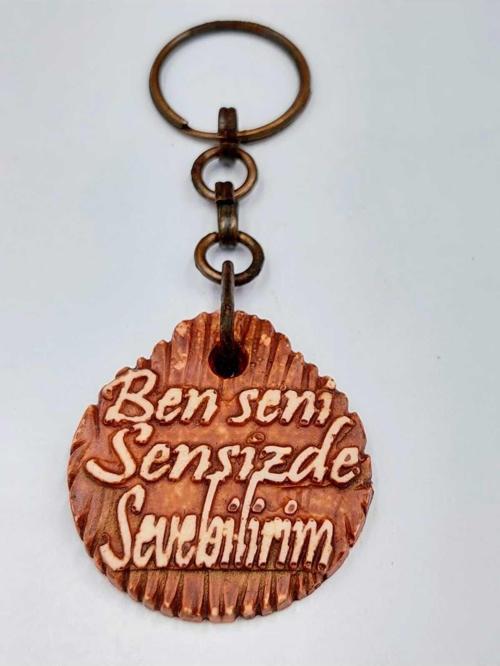 AHŞAP GÖRÜNÜMLÜ BEN SENİ SENSİZDE SEVEBİLİRİM YAZILI ANAHTARLIK
