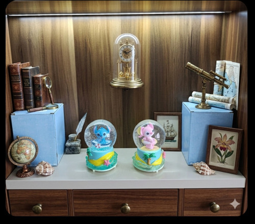 Masaüstü Işıltısı: 11 cm Melodili Pembe & Mavi Kar Küresi İkilisi