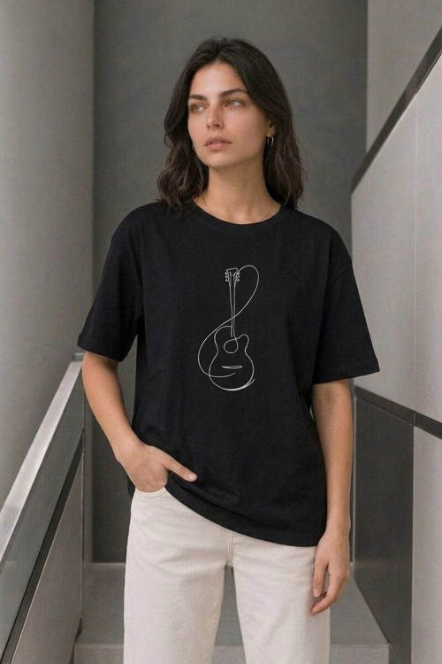 Kadın Siyah Minimal Gitar Baskılı Bisiklet Yaka %100 Pamuk Yazlık Tişört