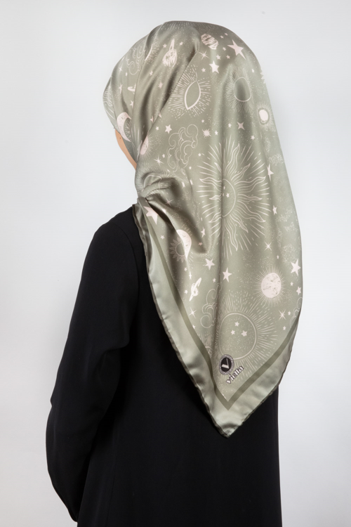 Twill Galaksi Desenli Haki Yeşili Renkli 90x90 Eşarp (İpek İçermez) Dikim Şekli : El Dikişi