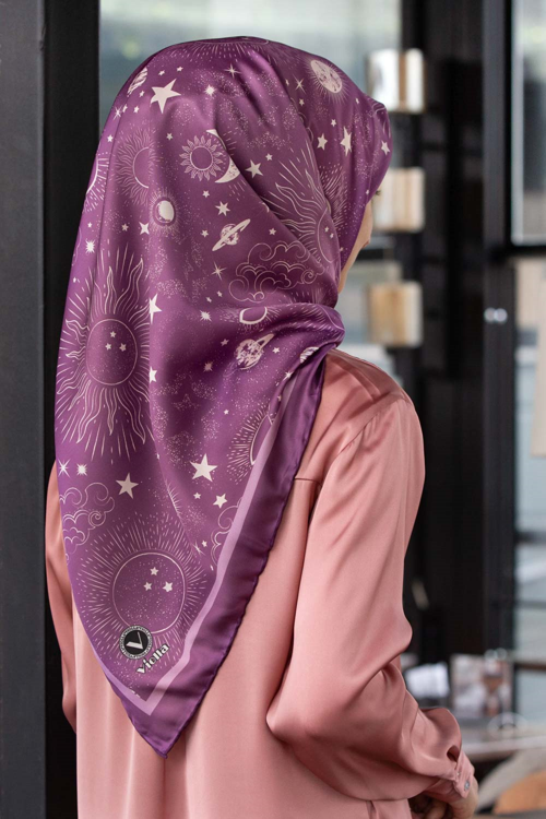 Twill Galaksi Desenli Lila Renkli 90x90 Eşarp (İpek İçermez) Dikim Şekli : El Dikişi