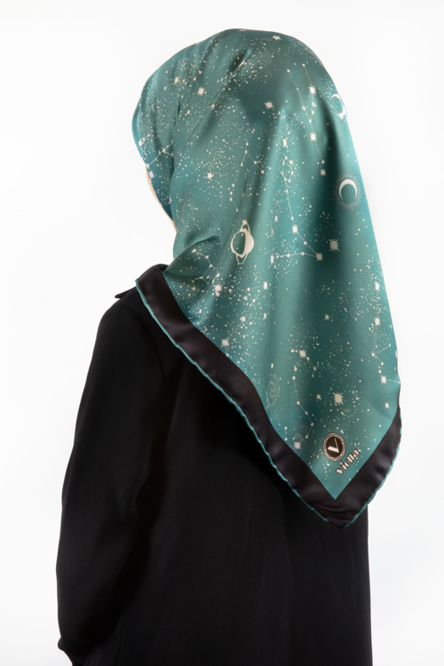 Twill Galaksi Desenli Petrol Yeşili Renkli 90x90 Eşarp (İpek İçermez) Kenar Dikiş Şekli El Dikişli