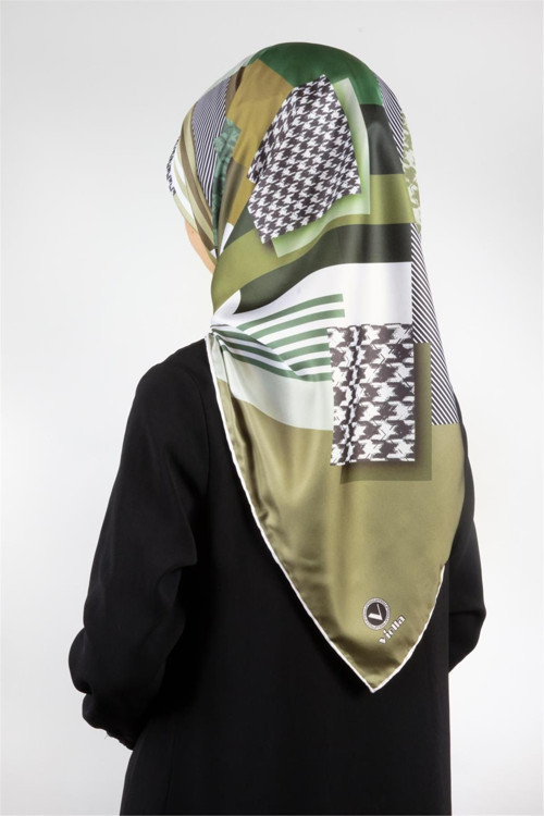 Twill Kazayaklı Geometrik Desenli Zümrüt Yeşili - Haki Renkli 90x90 Eşarp (İpek İçermez) Kenar Dikiş Şekli El Dikişli