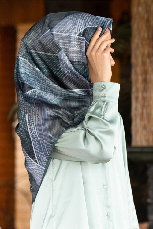 Twill Dokulu Geometrik Desenli Petrol Yeşili Renkli 90x90 Eşarp (İpek İçermez) Kenar Dikiş Şekli El Dikişli