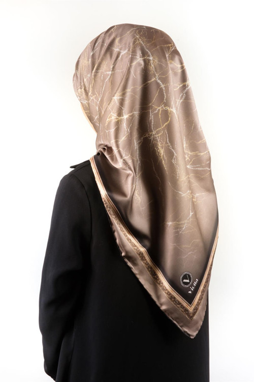 Twill Barok Çerçeveli Mermer Desenli Bej Renkli 90x90 Eşarp (İpek İçermez) Kenar Dikiş Şekli El Dikişli