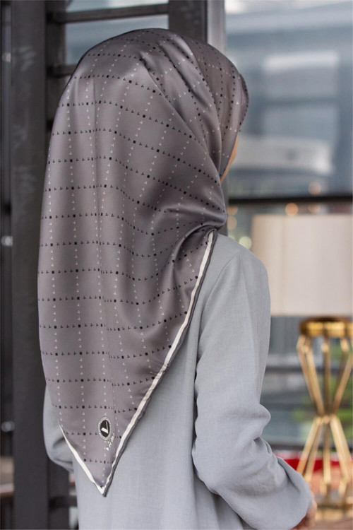 Twill Noktalı V Desenli Gri Renkli 90x90 Eşarp (İpek İçermez) Kenar Dikiş Şekli El Dikişli
