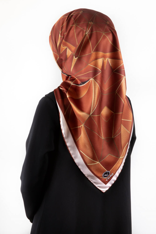 Twill Geometrik Desenli Taba Renkli 90x90 Eşarp (İpek İçermez) Kenar Dikiş Şekli El Dikişli