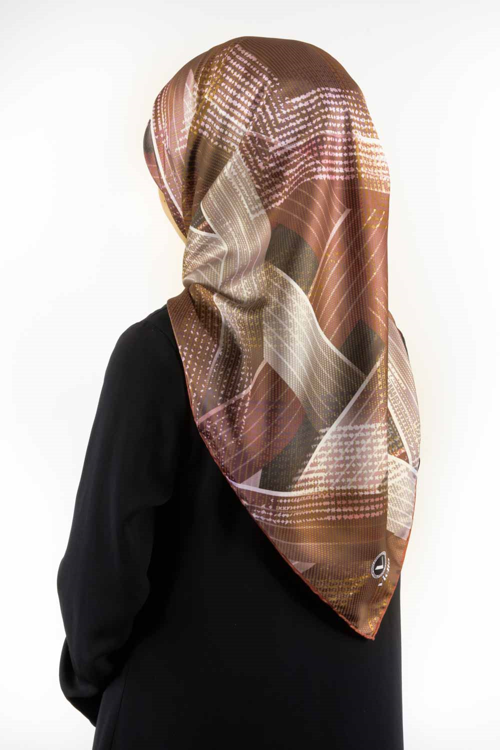 Twill Dokulu Geometrik Desenli Bakır Renkli 90x90 Eşarp (İpek İçermez) Kenar Dikiş Şekli El Dikişli
