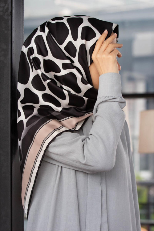 Twill Bordürlü ve Taş Desenli Bej Renkli 90x90 Eşarp (İpek İçermez) Dikim Şekli : El Dikişi