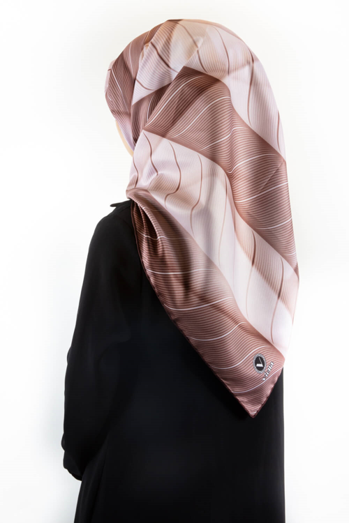 Twill Şeritli Geometrik Desenli Vizon Renkli 90x90 Eşarp (İpek İçermez) Kenar Dikiş Şekli El Dikişli