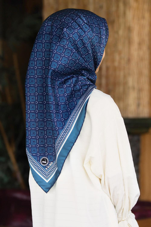 Twill Monogram Desenli Lacivert Renkli 90x90 Eşarp (İpek İçermez) Kenar Dikiş Şekli El Dikişli