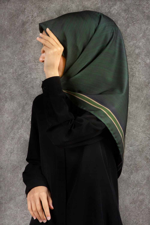 Twill Efektli Bordür Desenli Zümrüt Yeşili Renkli 90x90 Eşarp (İpek İçermez) Dikim Şekli : El Dikişi