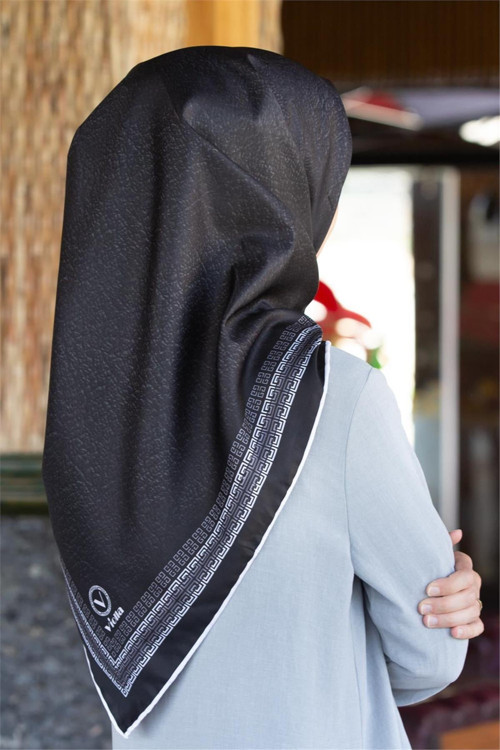 Twill Bordürlü ve Deri Efekti Desenli Siyah Renkli 90x90 Eşarp (İpek İçermez) Dikim Şekli : El Dikişi