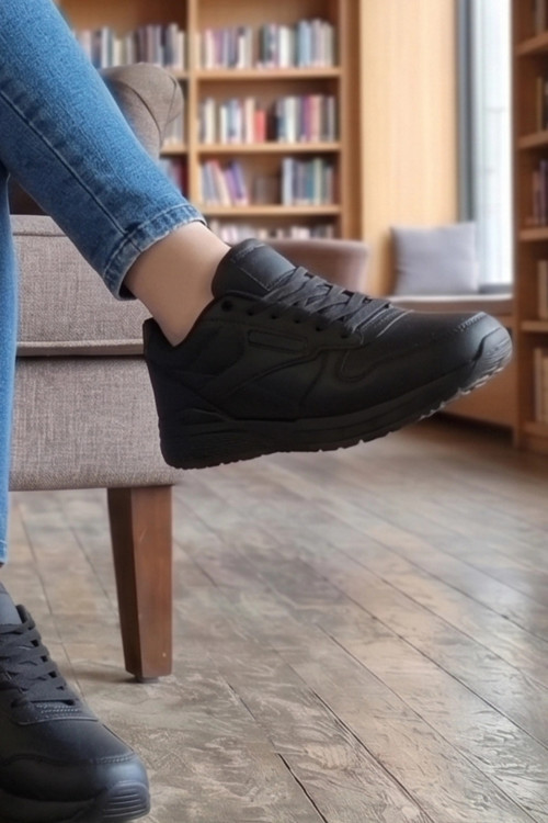 Pure Comfort: Siyah Modern Şehir ve Yürüyüş Ayakkabısı