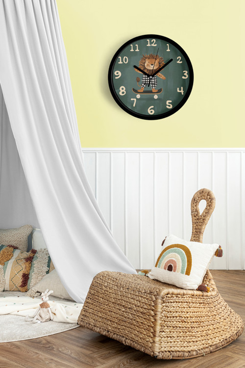 Kaykay Yapan Sevimli Aslan Çocuk Odası Modern Duvar Saati - 25Cm - Önü Camlı Siyah Kasa