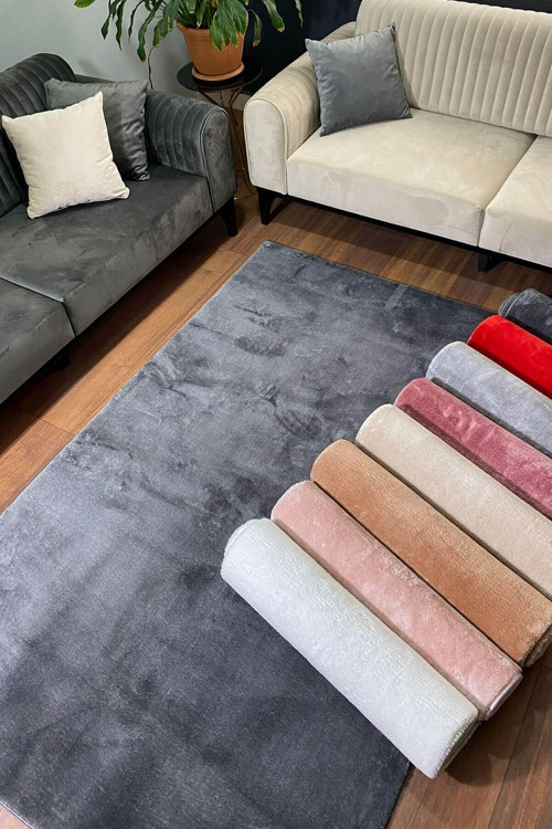 Antrasit Renkli Yumuşak Yüzeyli Kaydırmaz Peluş Halı
