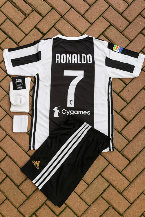 Cristiano Ronaldo Juventus. Retro Siyah 4 Lü Set Çocuk Futbol Forması Forma+Şort (Çorap+Bileklik)