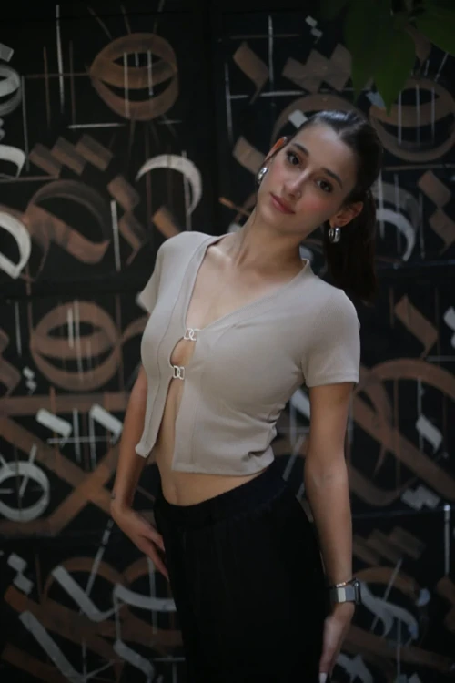 Reyon Kadın Siyah Dekolte Detaylı Taşlı Crop Top