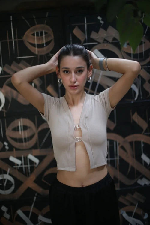 Reyon Kadın Siyah Dekolte Detaylı Taşlı Crop Top