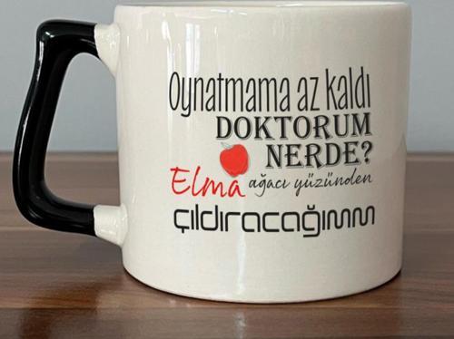 Oynatmama Az Kaldı Doktorum Nerede Baskılı Siyah Kulplu D Kupa
