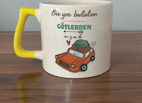 Bir Yer Bulalım Götlerden Uzak Baskılı Sarı Kulplu D Kupa
