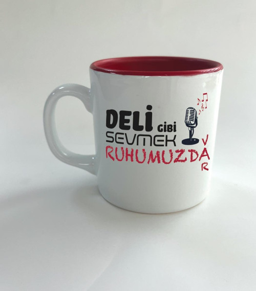 Deli Gibi Sevmek Ruhumuzda Var Baskılı Kırmızı Multi Kupa