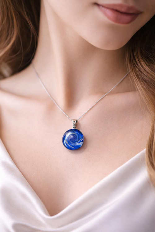 Naturel Glow Murano Cam Kolye Saks Mavisi Spiral Desenli El Yapımı Cam Kolye Ucu Gümüş Zincir Uyumlu